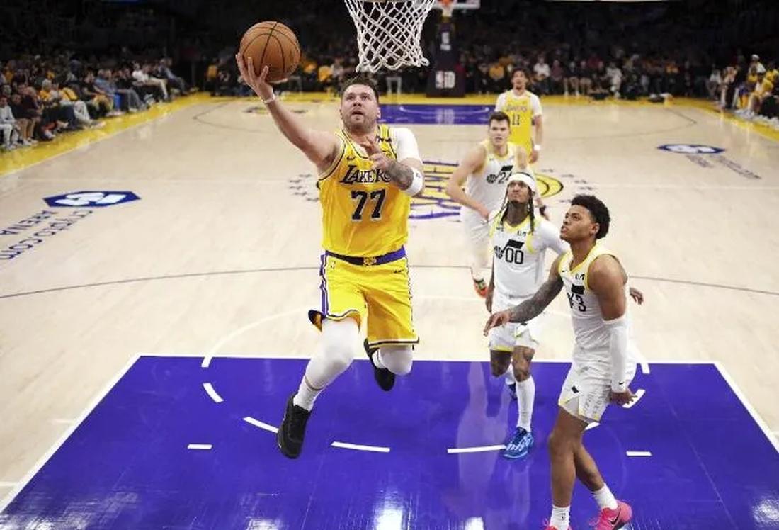 黄蜂横扫雄鹿，拉塞尔爆发神勇的简单介绍