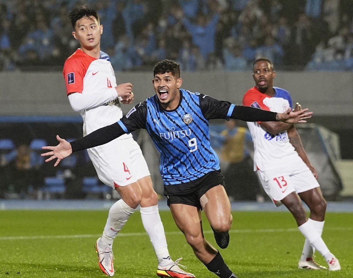 亚冠比赛热度持续攀升，中东球队捧起荣誉之杯