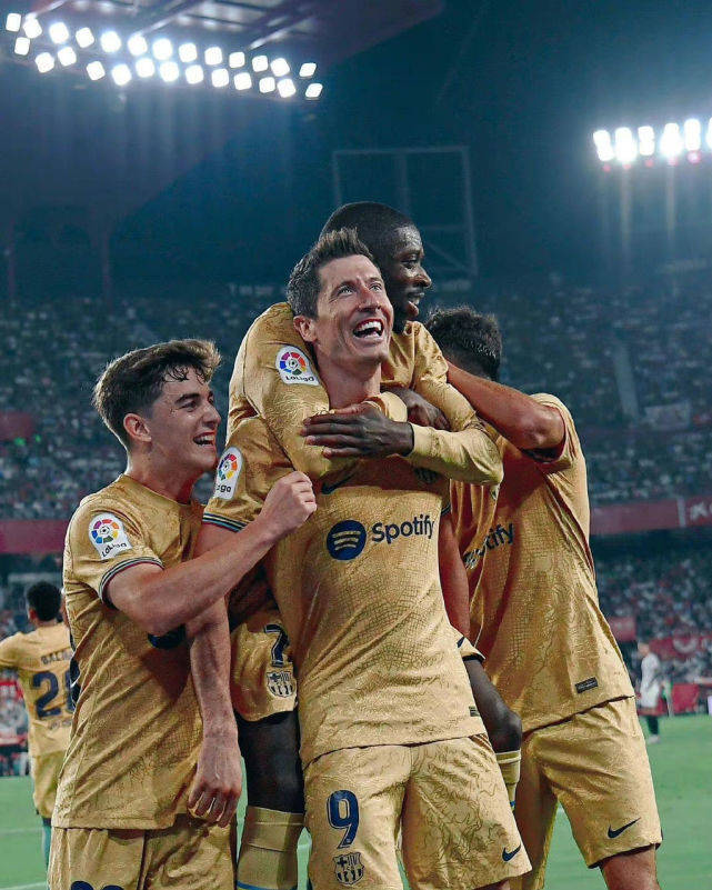 关于巴塞罗那保持不败，提前确保小组出线资格的信息