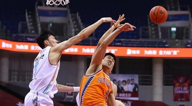 内线双塔表现出色，助球队获胜的简单介绍