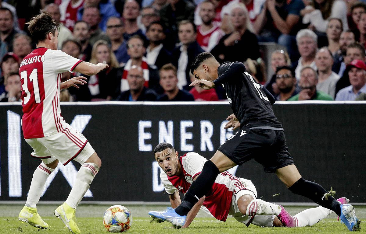 包含阿贾克斯战胜对手，晋级前景乐观的词条