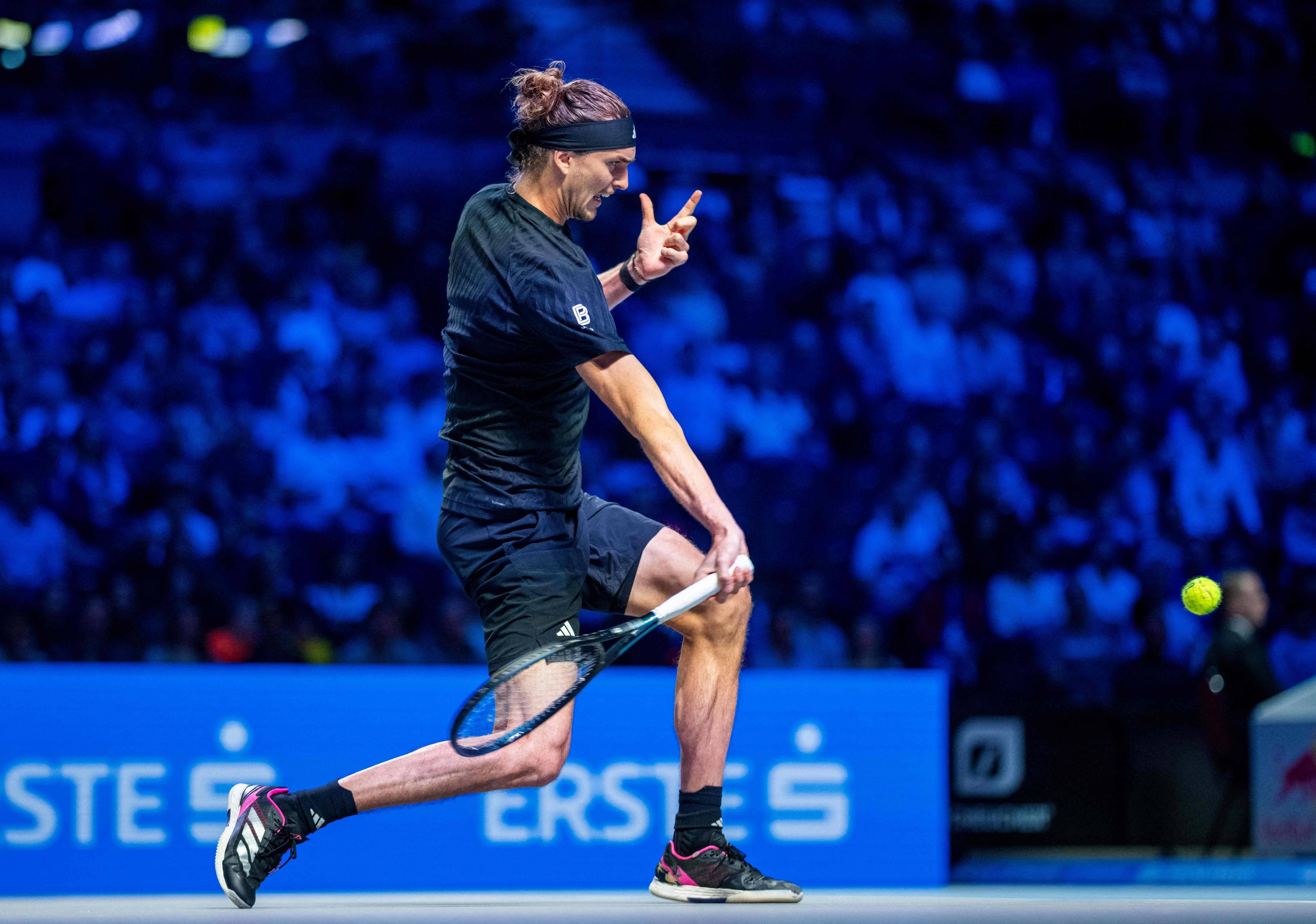 包含世界网球队力克法国网球队，兹维列夫爆发神勇的词条