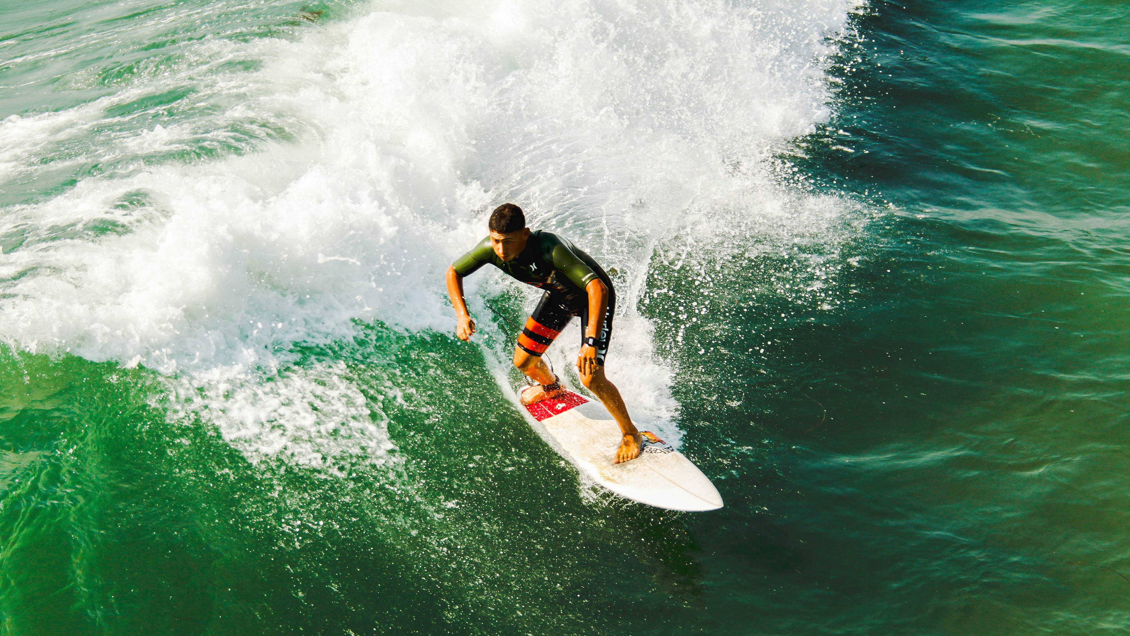 赛场双雄，CBA加时鏖战与F1终极接管，诠释体育的唯一样本