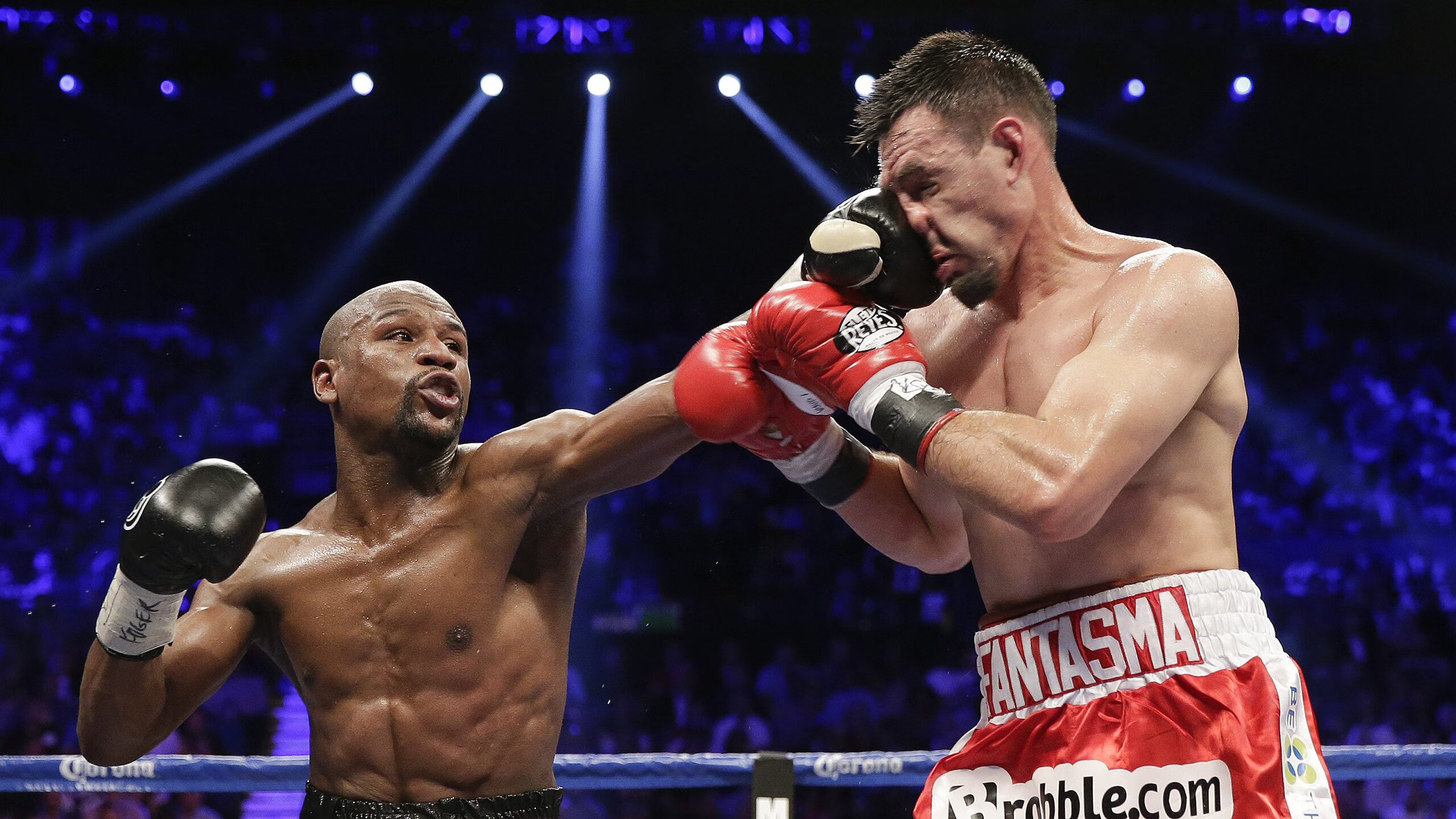 鏖战那不勒斯，阿尔瓦雷斯点燃赛场，拜仁防线遭遇烈焰考验